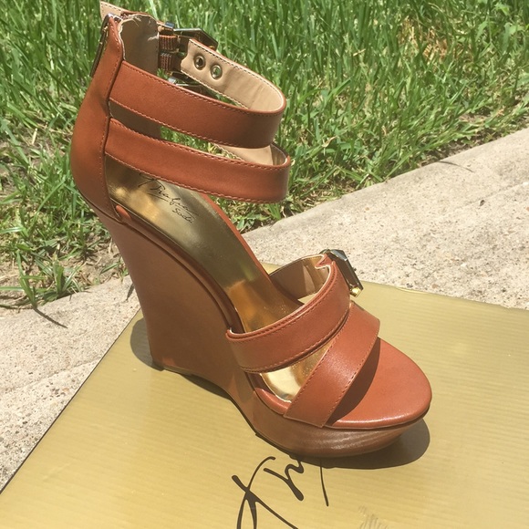 Classy light brown wedges. - Picture 2 of 5